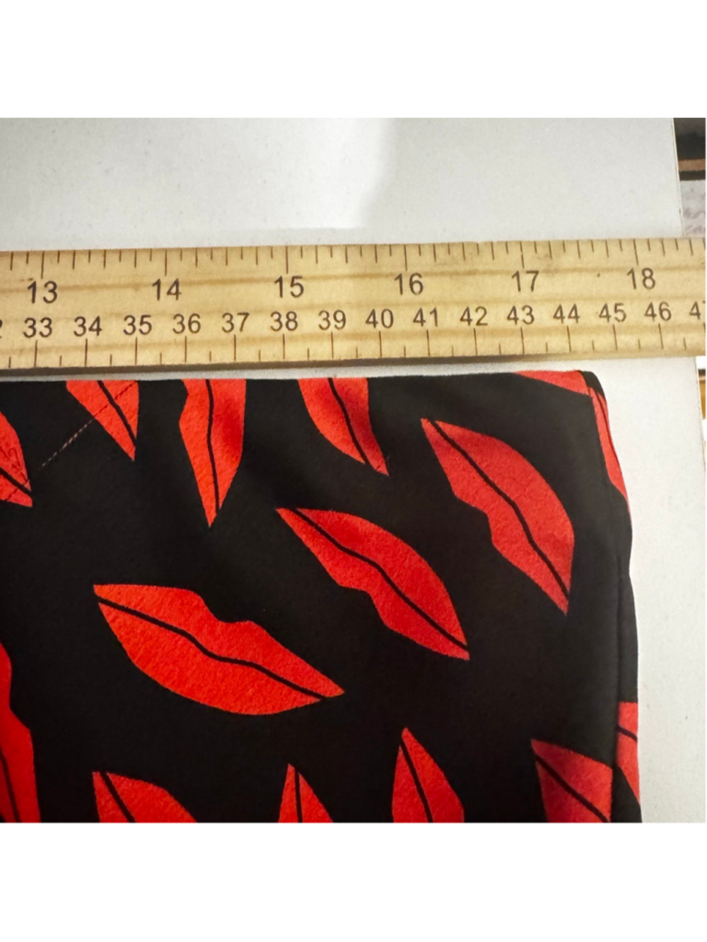 Size L Women's Ann Taylor Factory Black Red Lips Satin Elastic Waist Midi Skirt - Picture 3 of 7